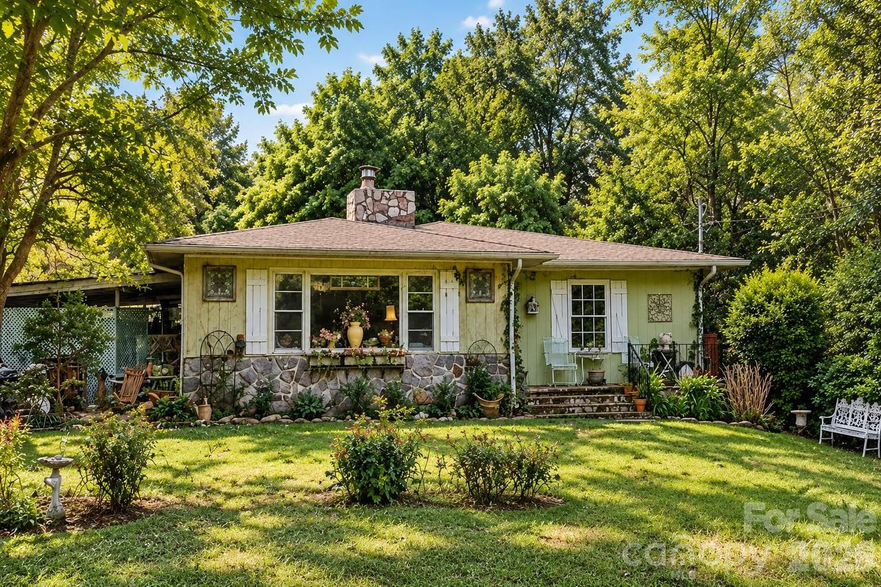 12 Nature Ln., Waynesville, NC 28786