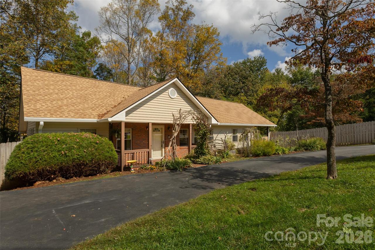 442 Armstrong Ave., Hendersonville, NC 28739