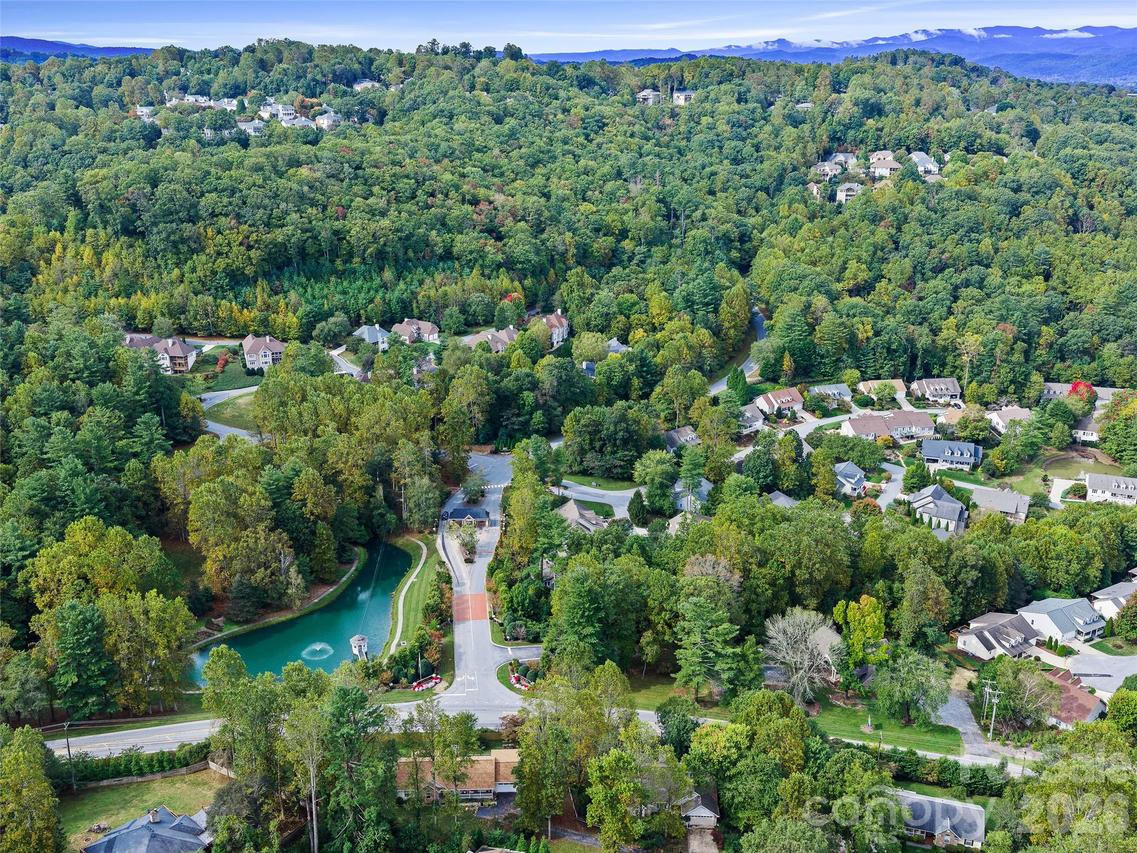 292 Carriage Crest Dr., Hendersonville, NC 28791