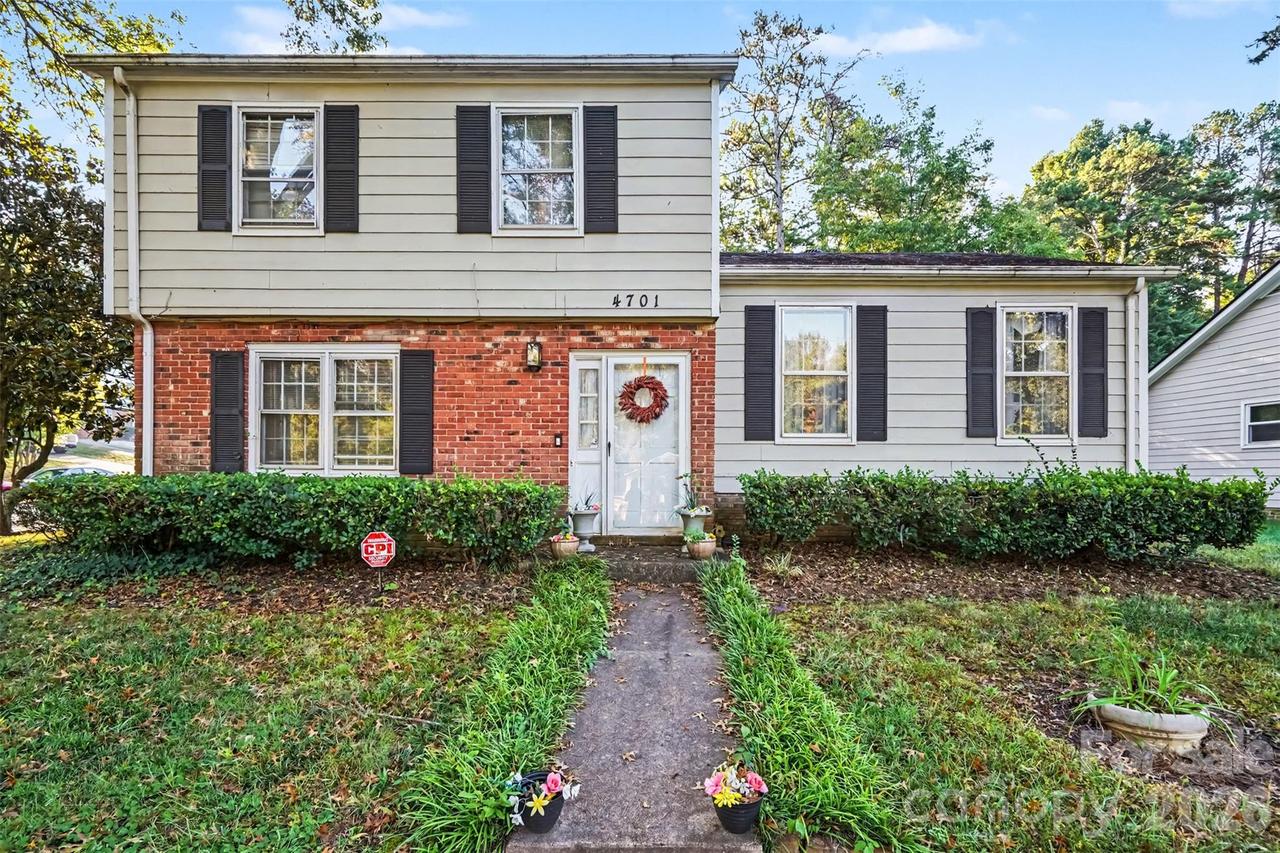 4701 Farm Pond Ln., Charlotte, NC 28212