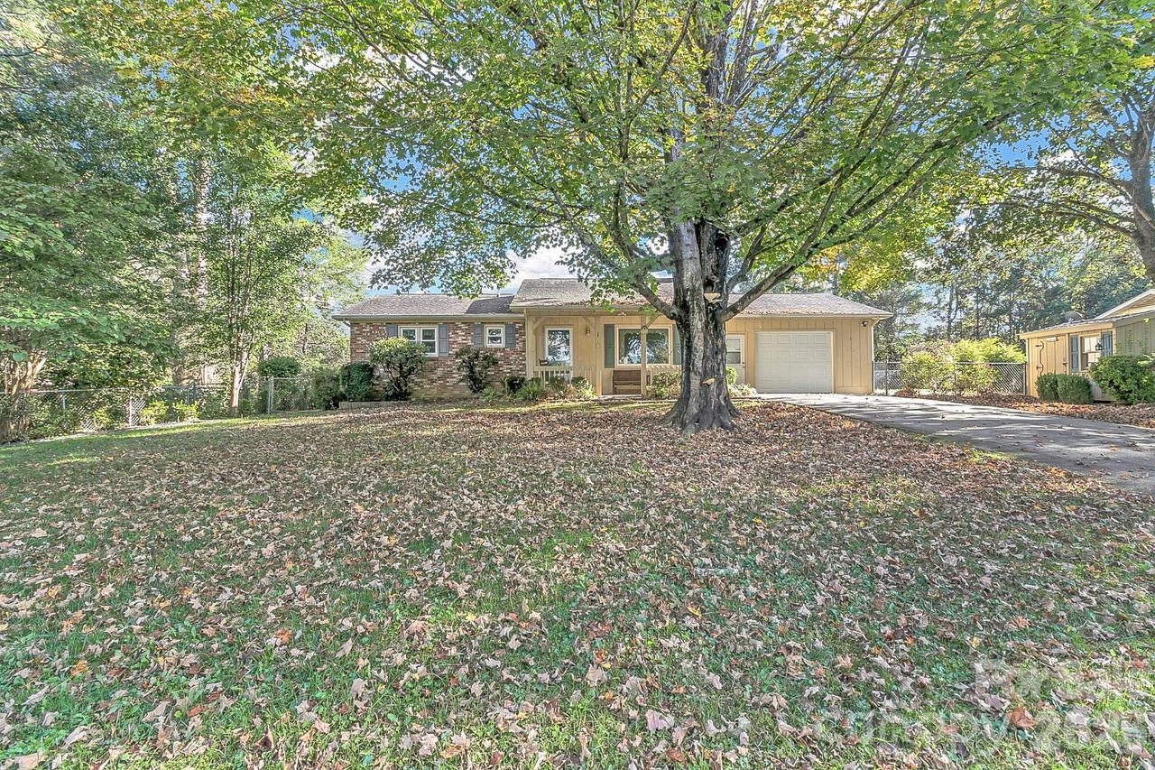 1 Dewberry Ln., Hendersonville, NC 28792