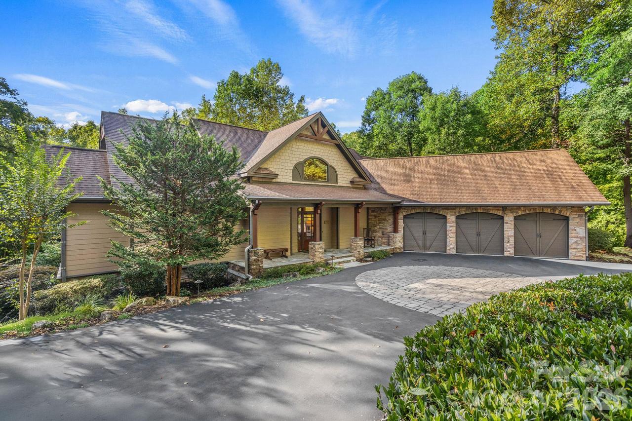 123 Pinnacle Peak Ln., Flat Rock, NC 28731