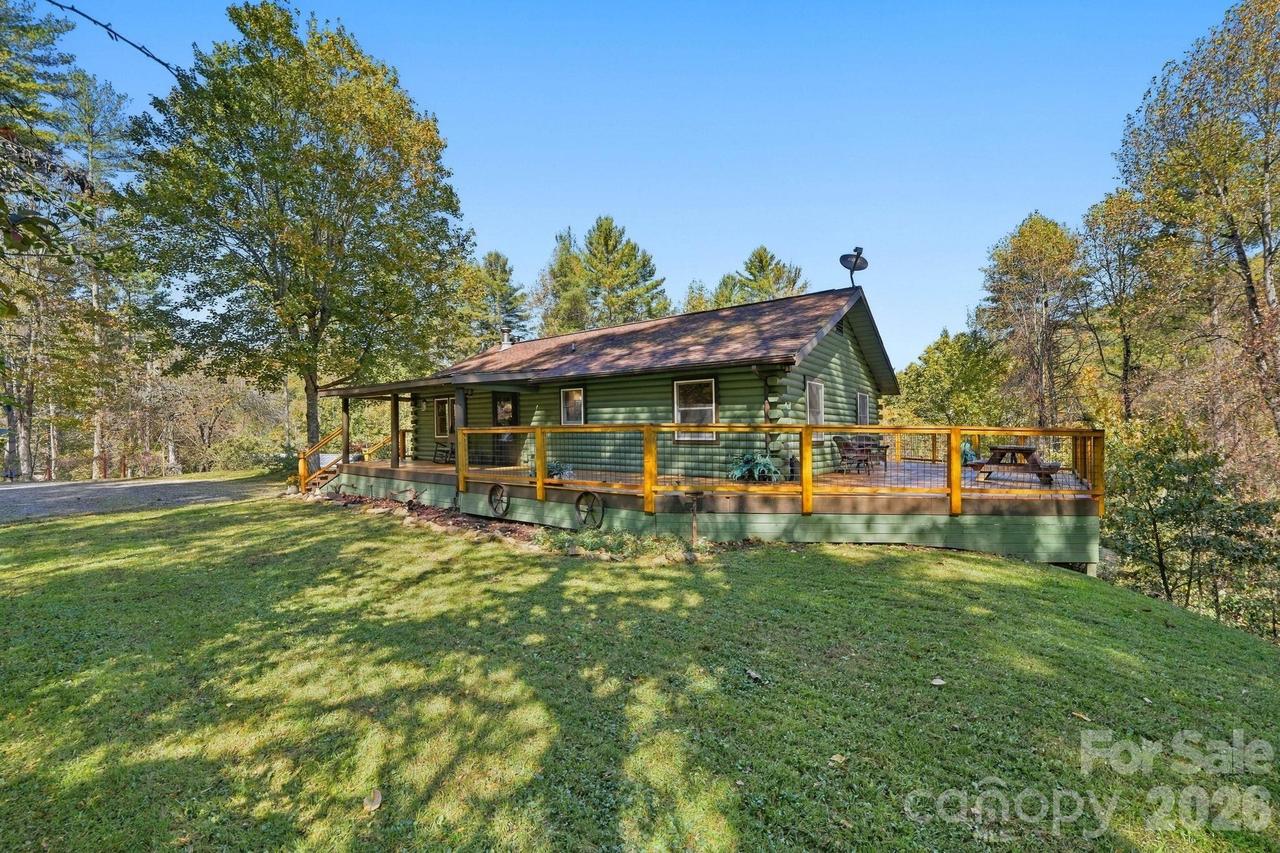 37 White Pine Ln., Burnsville, NC 28714