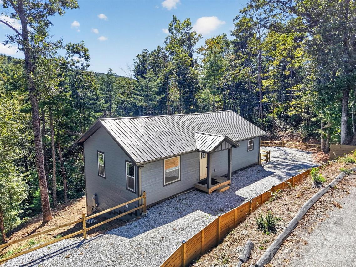 594 Mcmillan Dr., Hendersonville, NC 28792