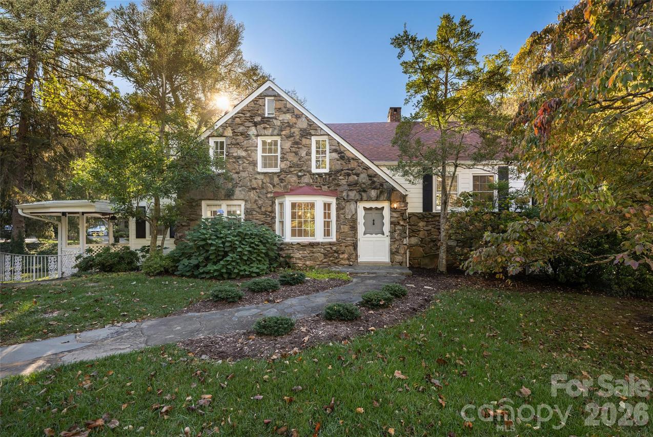 25 Blackwood Rd., Asheville, NC 28804