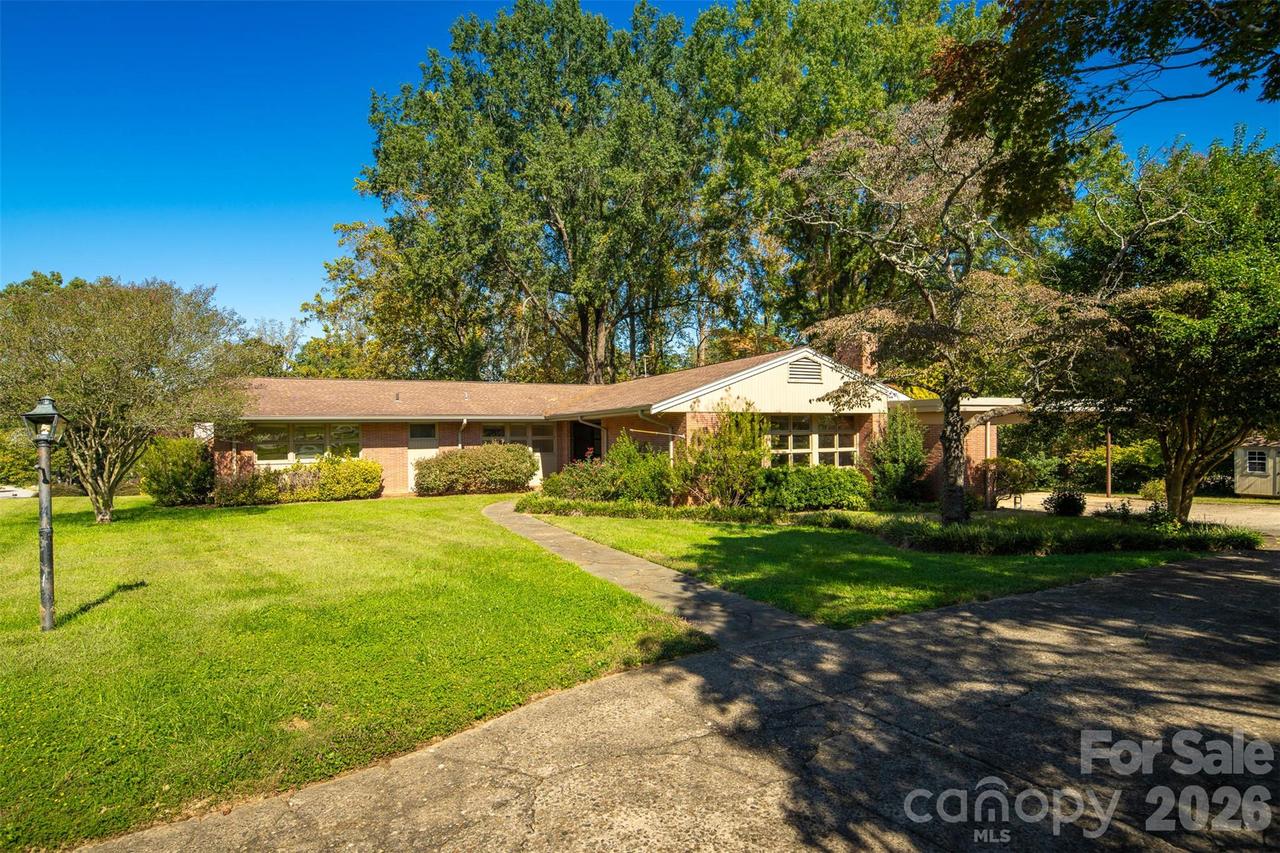 160 17th Ave., Hickory, NC 28601