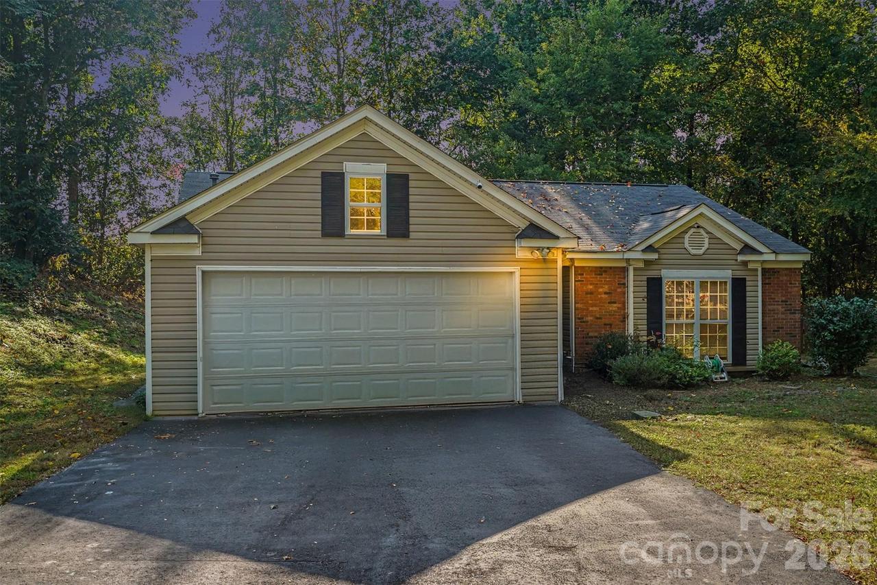 706 White Oak Ln., Matthews, NC 28104