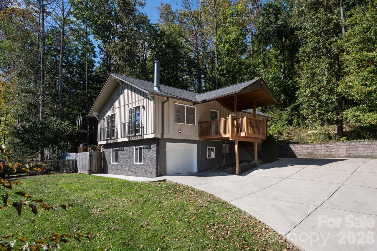 207 Beechwood Lakes Dr., Hendersonville, NC 28792