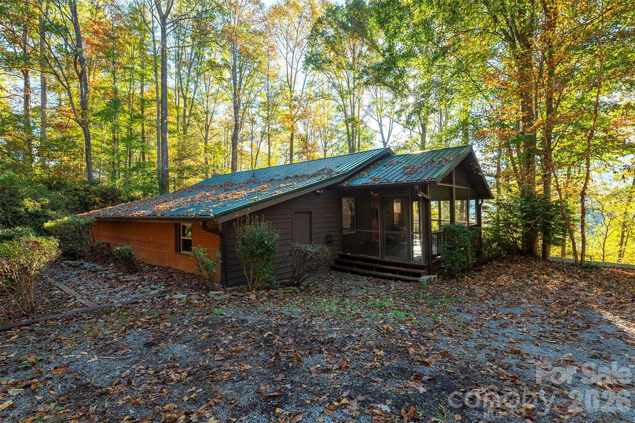 418 Sunshine Cove Rd., Waynesville, NC 28785