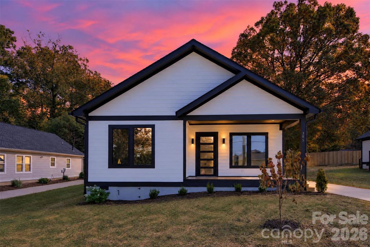305 Chadwick Ave., Hendersonville, NC 28792