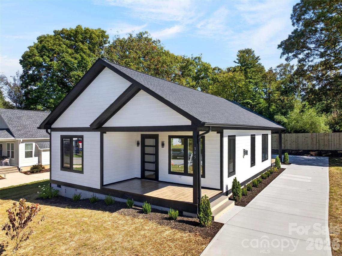 305 Chadwick Ave., Hendersonville, NC 28792