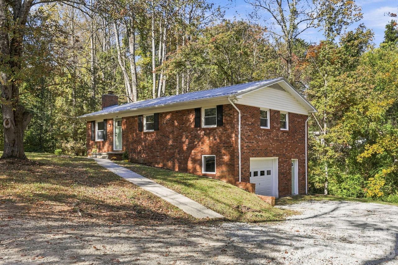 164 Squirrel Hollow Dr., Hendersonville, NC 28791