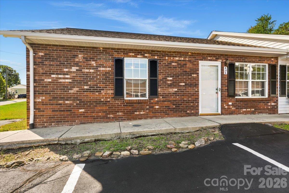 121 24th St., Hickory, NC 28601