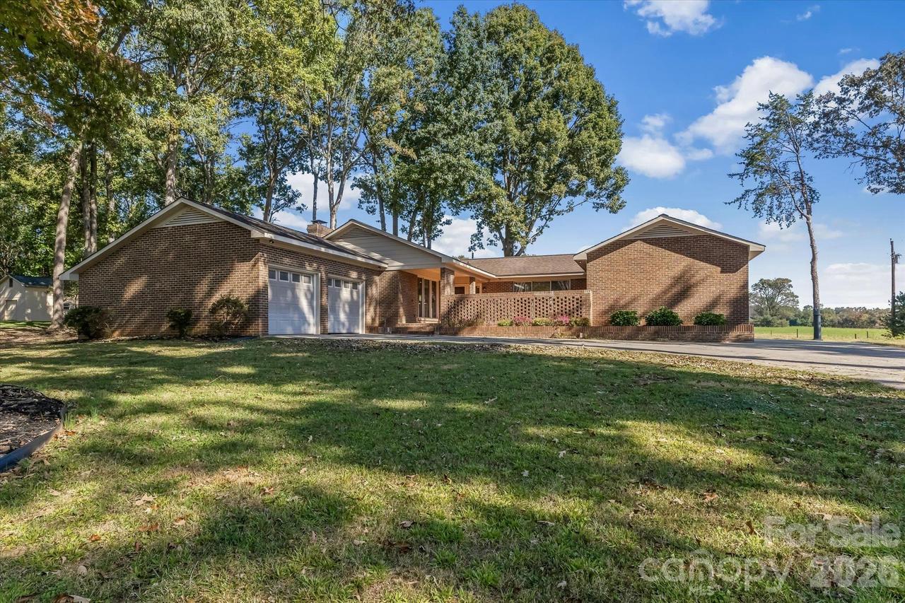 2129 Mid Oak Ln., Lincolnton, NC 28092