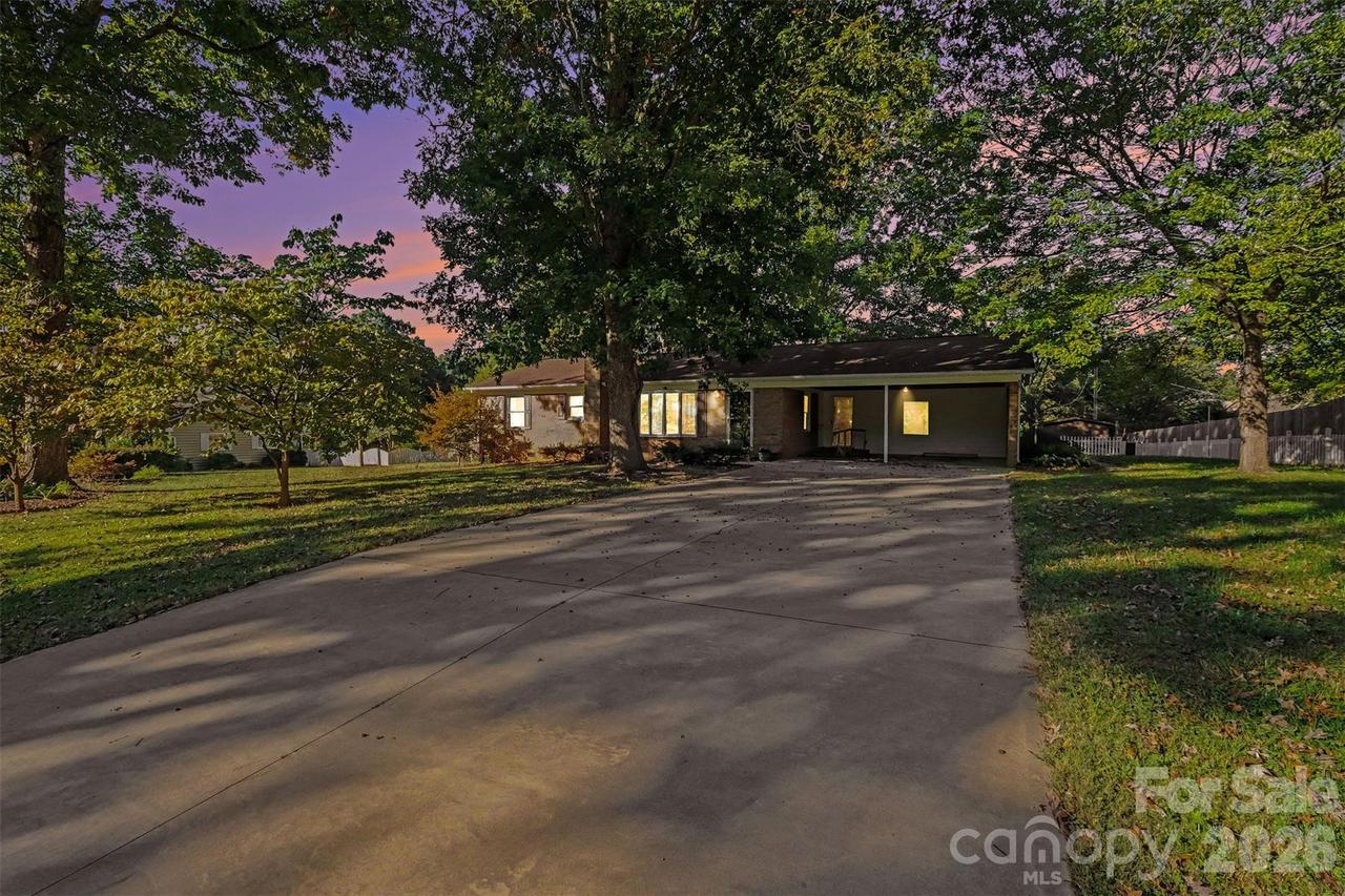 225 Edgewood Dr., Statesville, NC 28625
