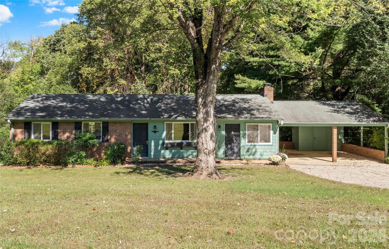 3797 Sandalwood Ln., Winston Salem, NC 27106