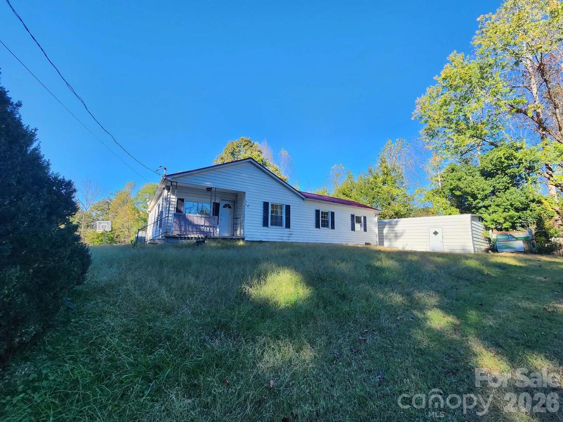 1416 Graystone Pl., Lenoir, NC 28645