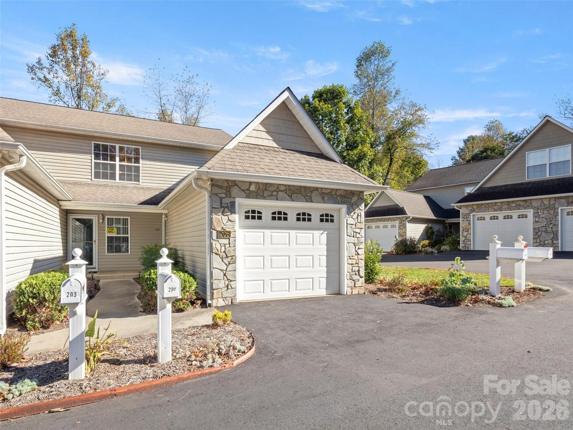 206 Waters Edge Dr., Weaverville, NC 28787