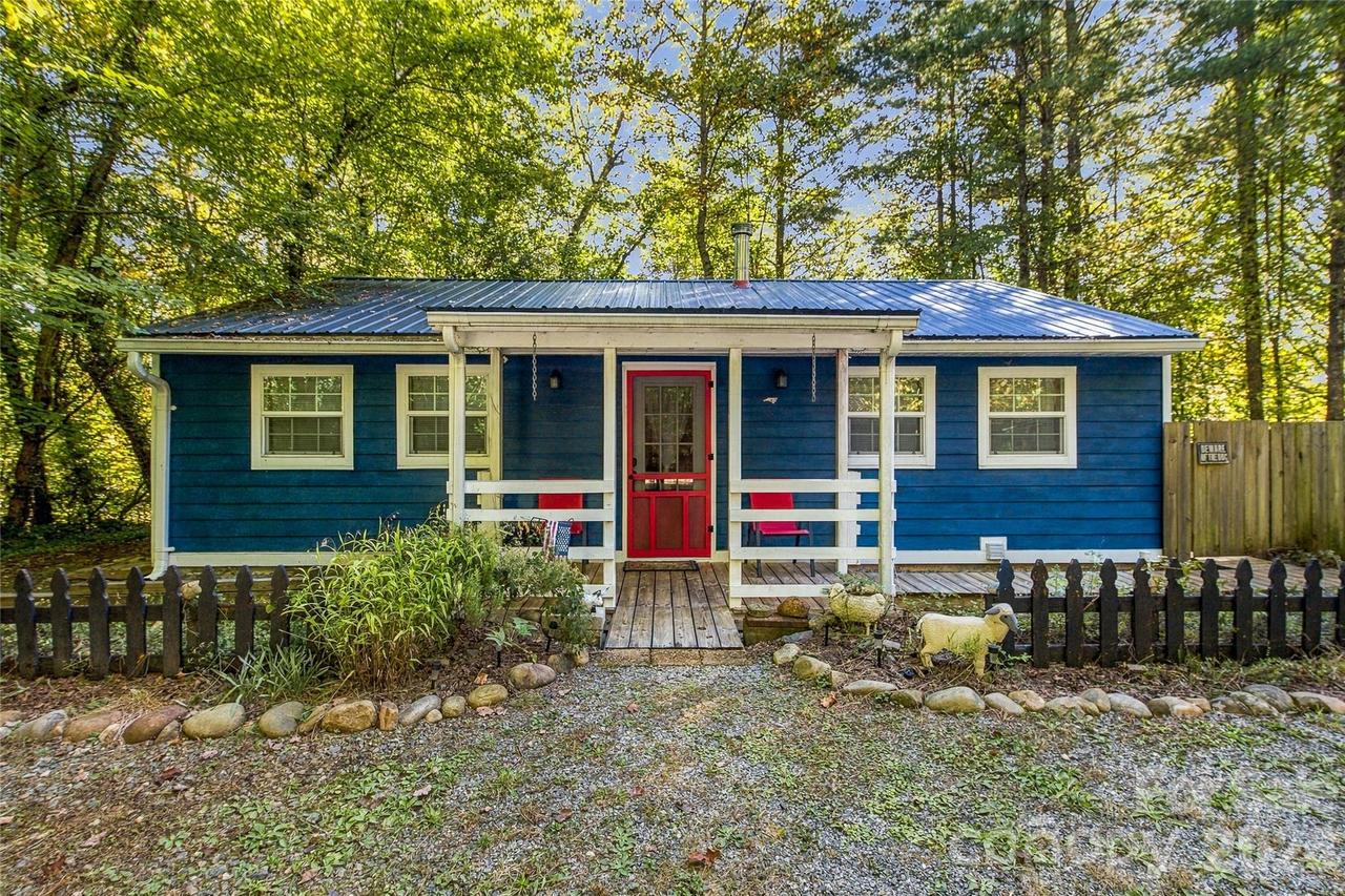 72 Lyman Ln., Rosman, NC 28772
