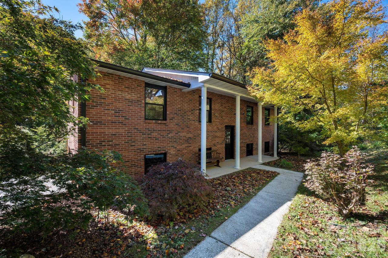 530 Burge Mountain Rd., Hendersonville, NC 28792