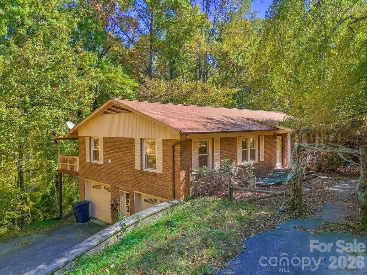 252 Foxhunt Ln., Hendersonville, NC 28791