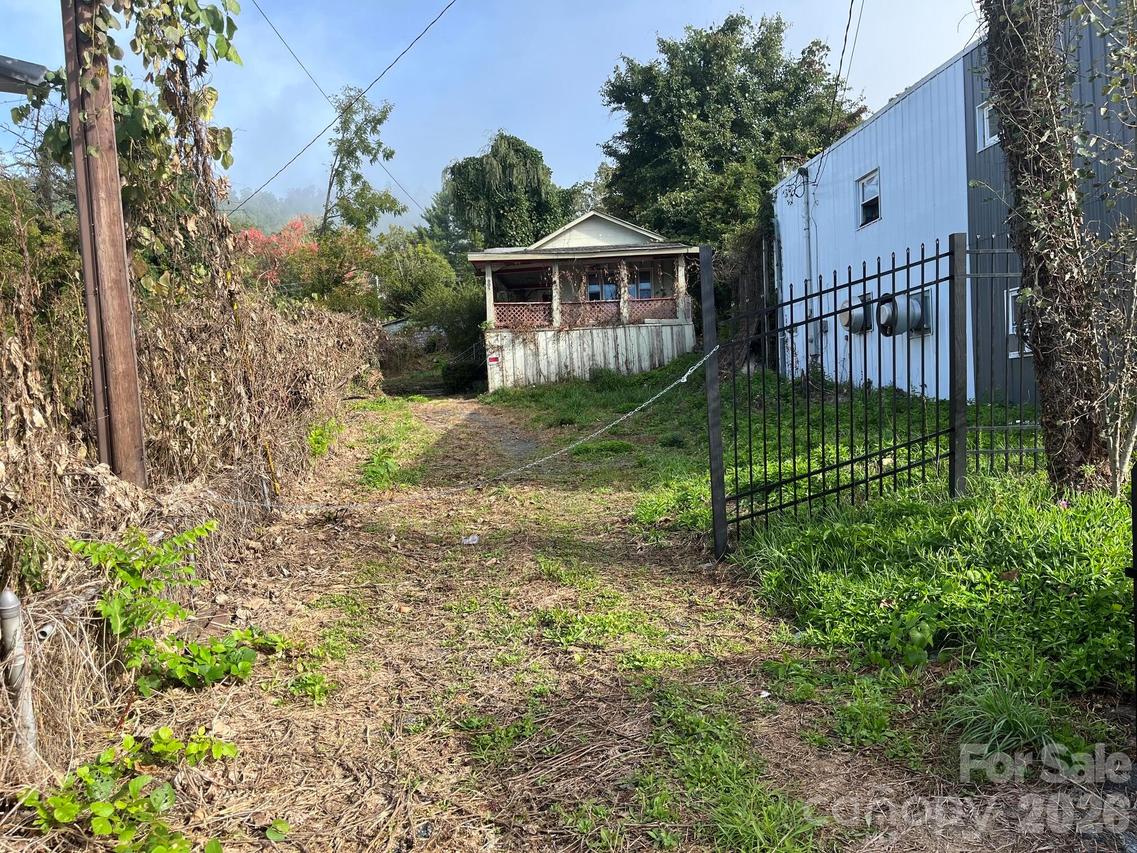 605 Oak Ave., Spruce Pine, NC 28777