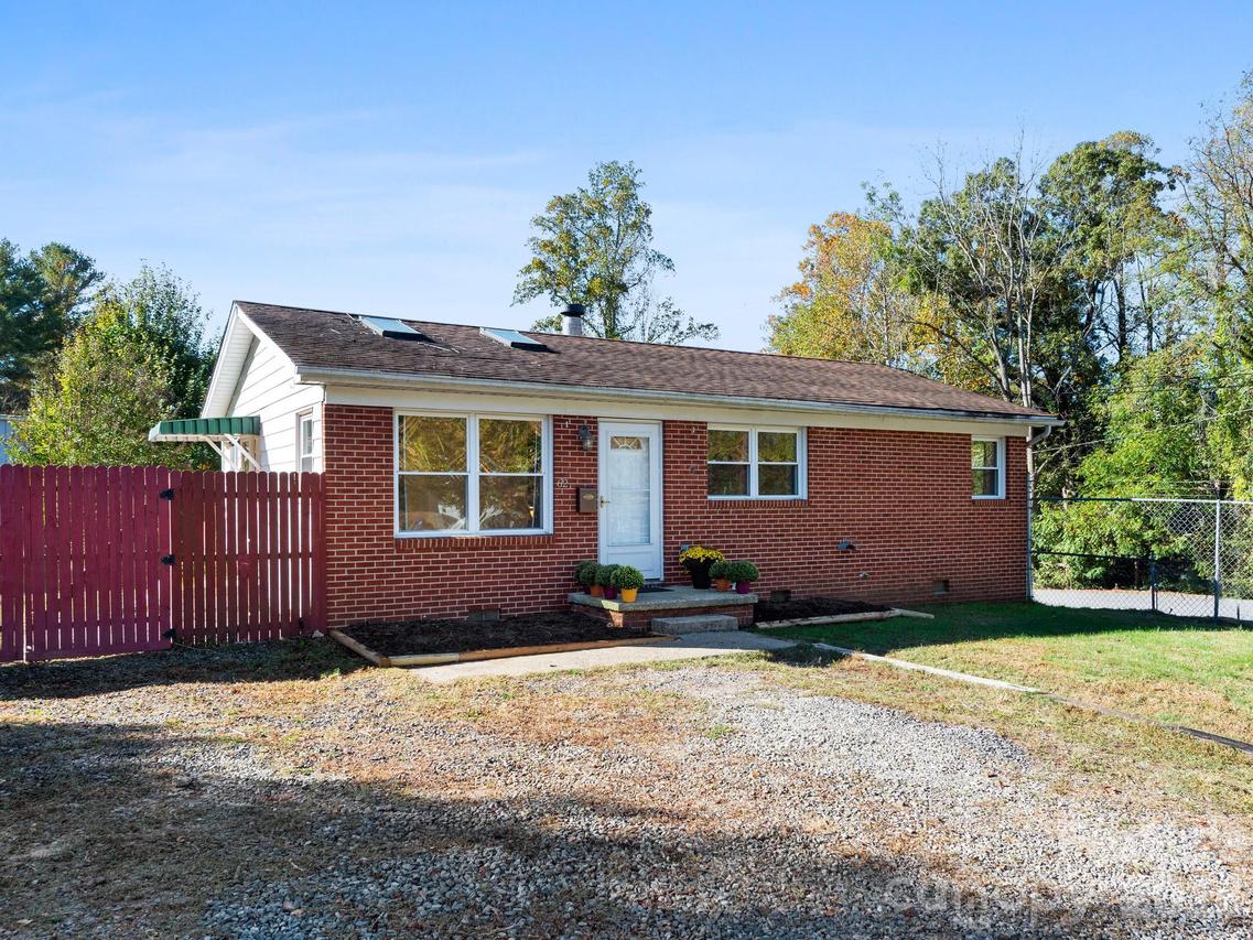 62 Deaverview Rd., Asheville, NC 28806