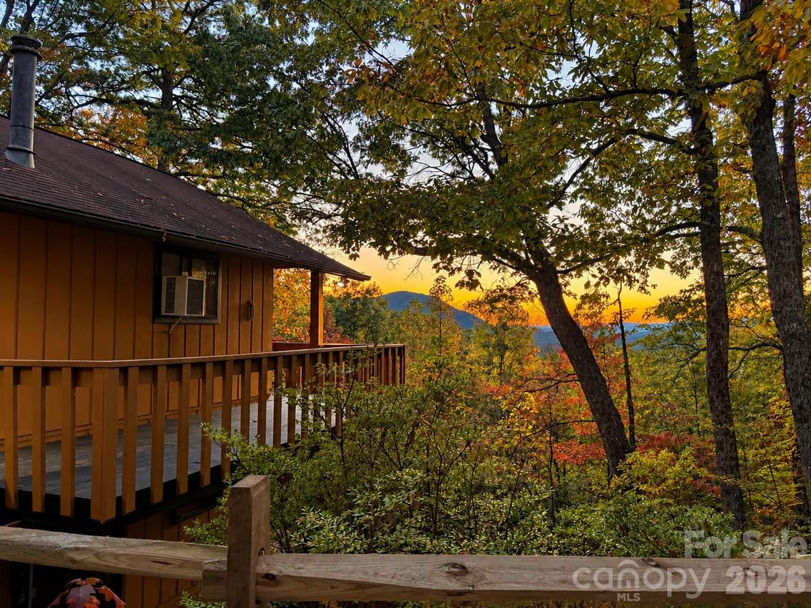 224 Viking Tr., Hendersonville, NC 28739