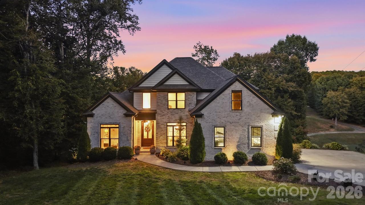 647 Victoria Ln., Hickory, NC 28601