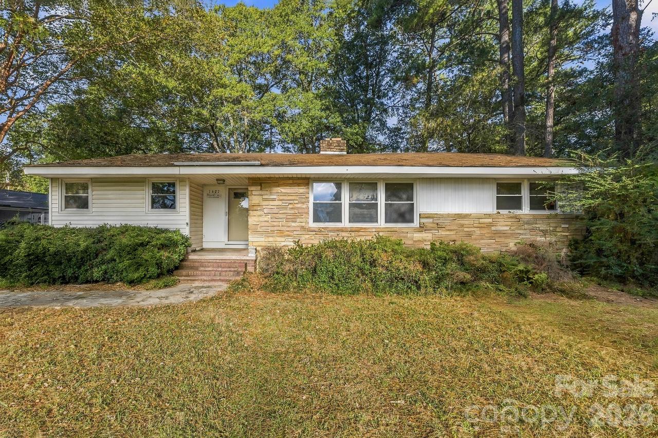 1427 Westbrook Cir., Gastonia, NC 28052