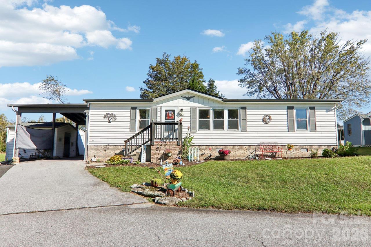 304 Meadowbrook Ct., Hendersonville, NC 28792