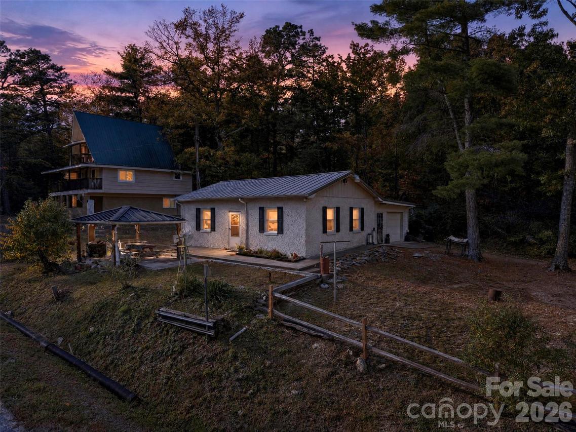 300 Doris Lisa View Dr., Hendersonville, NC 28792
