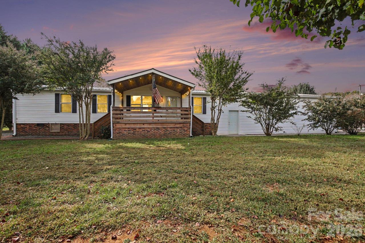 2014 Anna Ln., Yadkinville, NC 27055