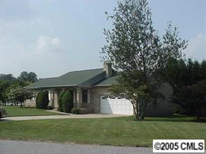 4270 NE Arrowhead Dr., Hickory, NC 28601