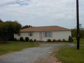 1138 Village Cir., Hickory, NC 28602