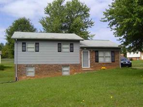 1083 Village Cir., Hickory, NC 28602