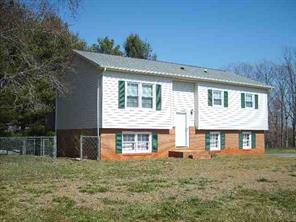 1215 Village Cir., Hickory, NC 28602