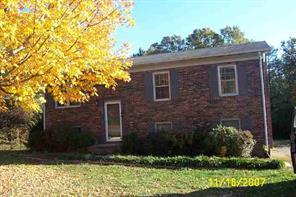 1002 Village Cir., Hickory, NC 28602
