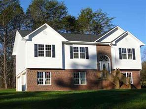 302 Moretz Ct., Hickory, NC 28681