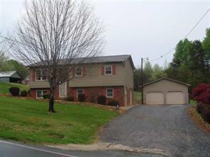 929 Village Cir., Hickory, NC 28602