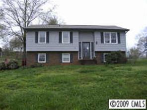 1271 Village Cir., Hickory, NC 28602