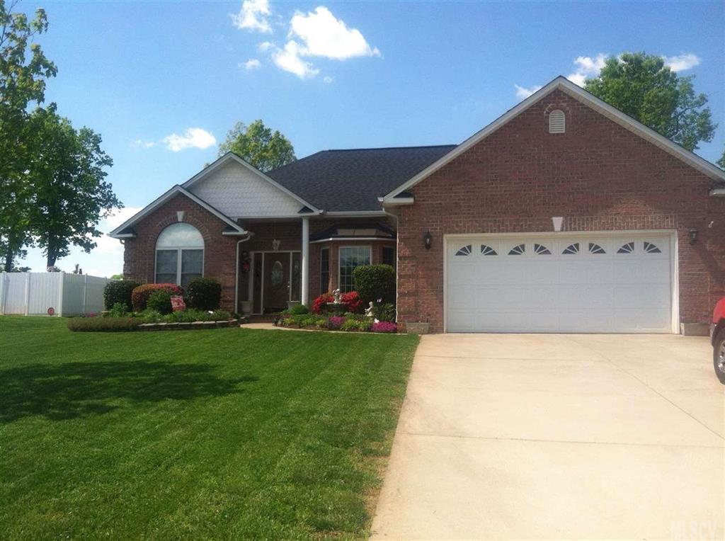 1375 Sweetbriar Ln., Hickory, NC 28602