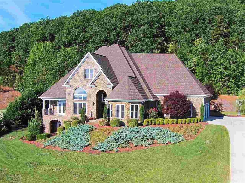 6220 Dwayne Starnes Dr., Hickory, NC 28602