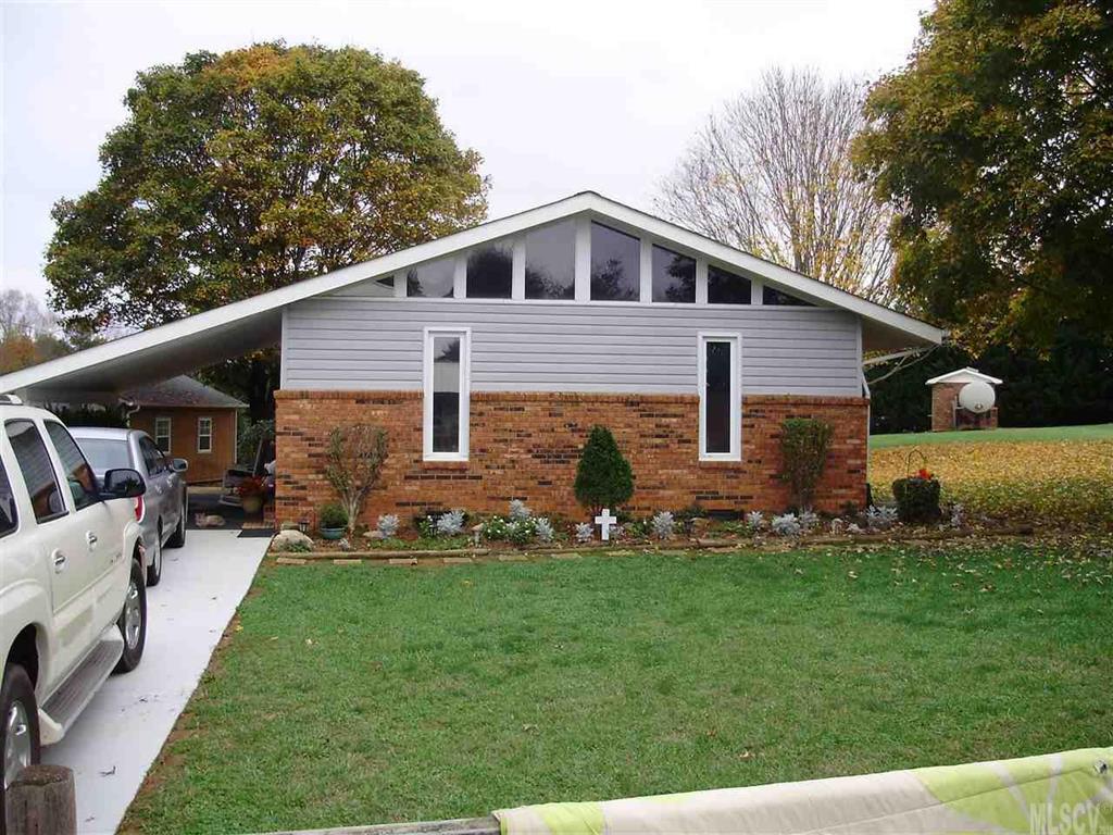 4945 Hilltop Dr., Hickory, NC 28602