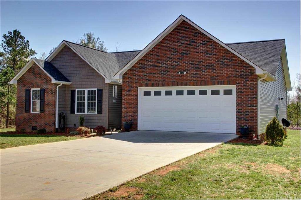 9036 Mccray Farms Dr., Hickory, NC 28601