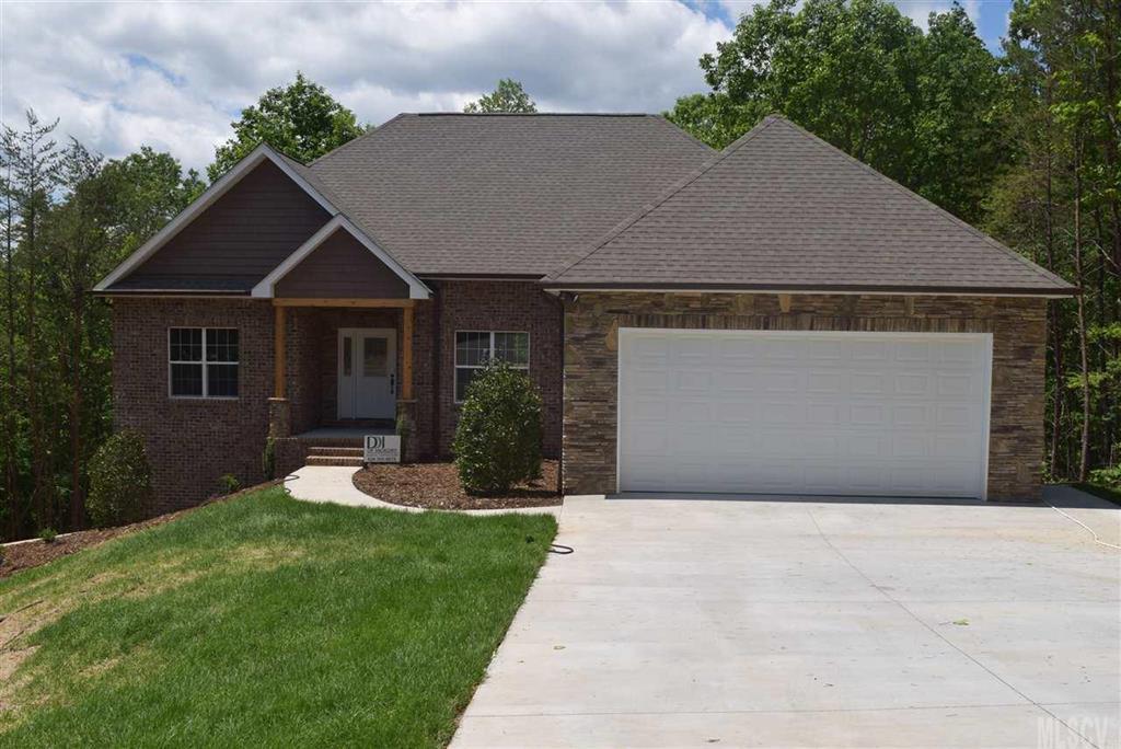 3952 Pineknoll Dr., Hickory, NC 28602