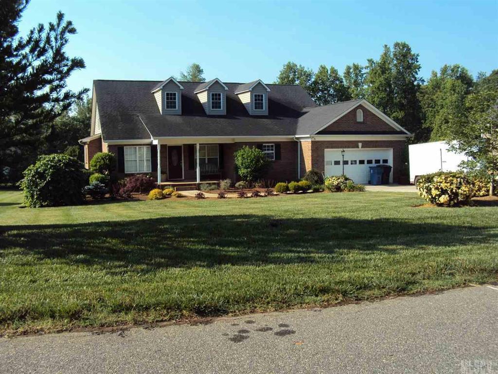 5905 Pinewinds Dr., Hickory, NC 28602