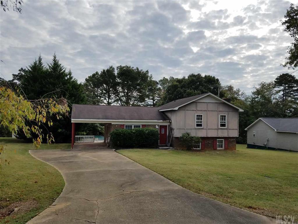 2932 Cliftwood Cir., Hickory, NC 28601