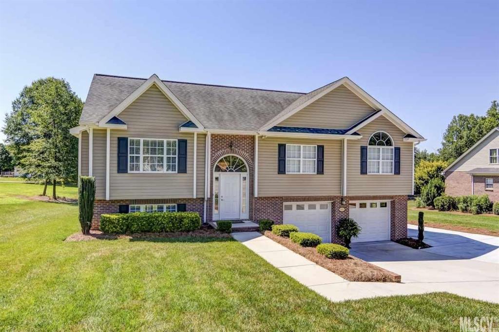 5897 Pinewinds Dr., Hickory, NC 28602