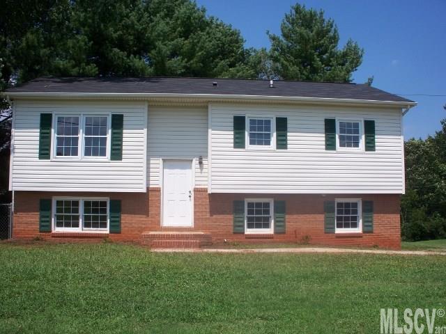 1215 Village Cir., Hickory, NC 28602